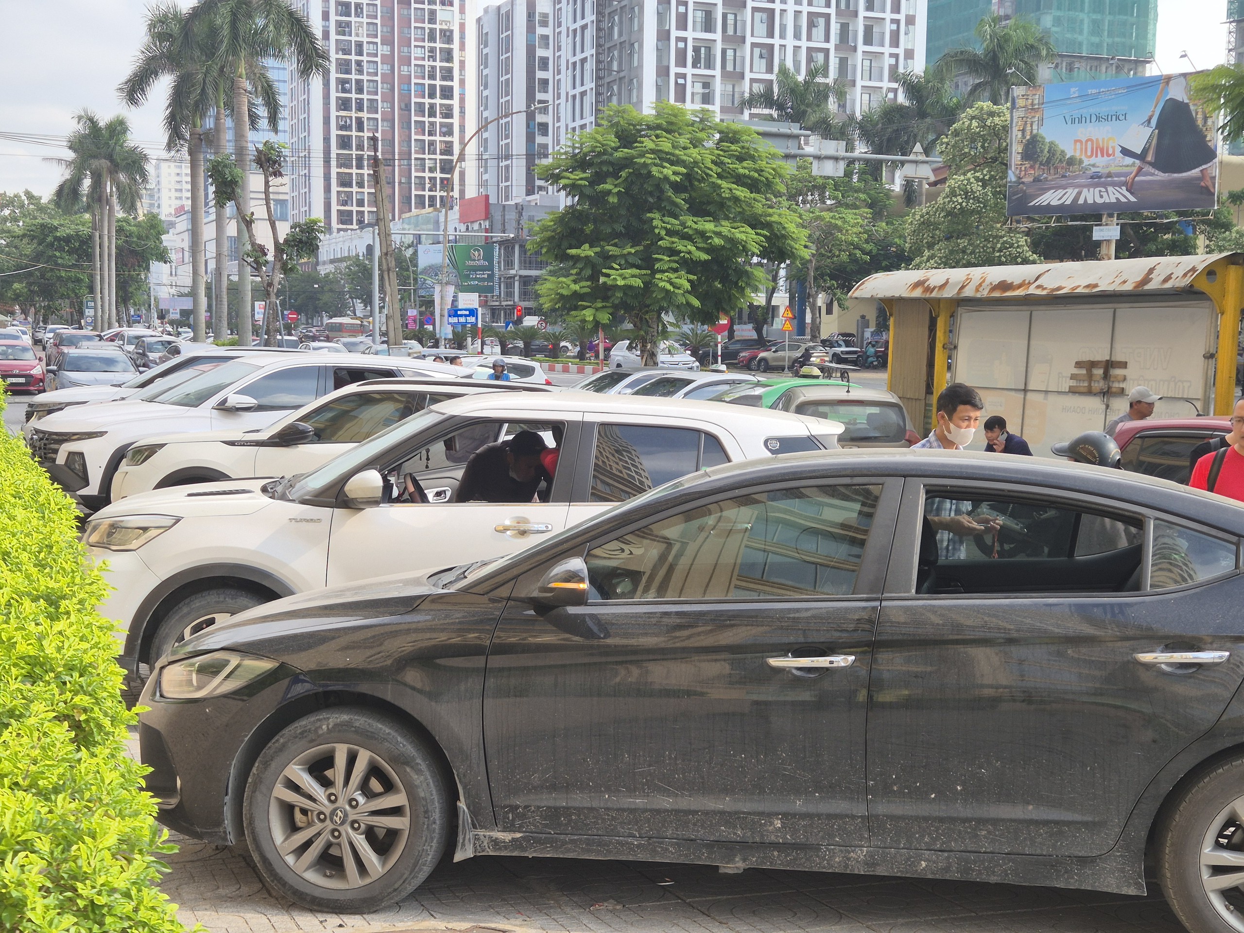 Các ô tô trên vỉa hè trước chung cư bị đập kính. ẢNH: V. Đ