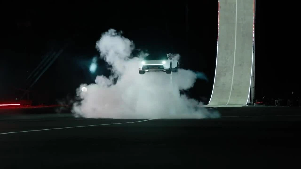 Xe Roadster trình diễn ở buổi lễ ra mắt. Video: Tesla