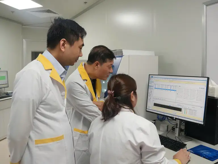 TS Võ Sỹ Nam (trái) và GS Vũ Hà Văn (giữa) kiểm tra kết quả giải mã gene tại phòng thí nghiệm. Ảnh: NVCC