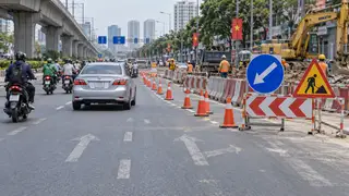 Tại khu vực thi công, nếu biển tạm hướng dẫn khác với vạch cũ trên mặt đường, tài xế phải đi theo biển báo tạm thời