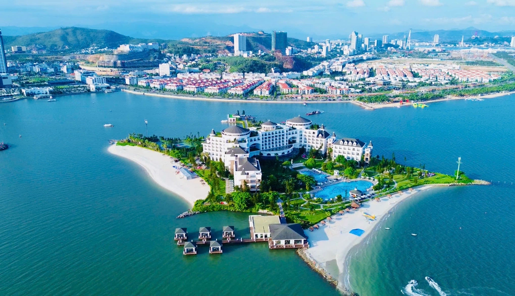 TP Quảng Ninh nhìn từ vịnh Hạ Long. Ảnh: Thanh Tùng