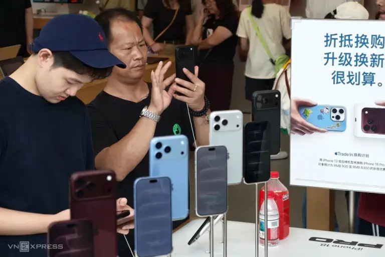 Người dùng trải nghiệm iPhone 18 Pro Max tại Apple Store Hàng Châu, Trung Quốc. Ảnh: Trọng Đạt
