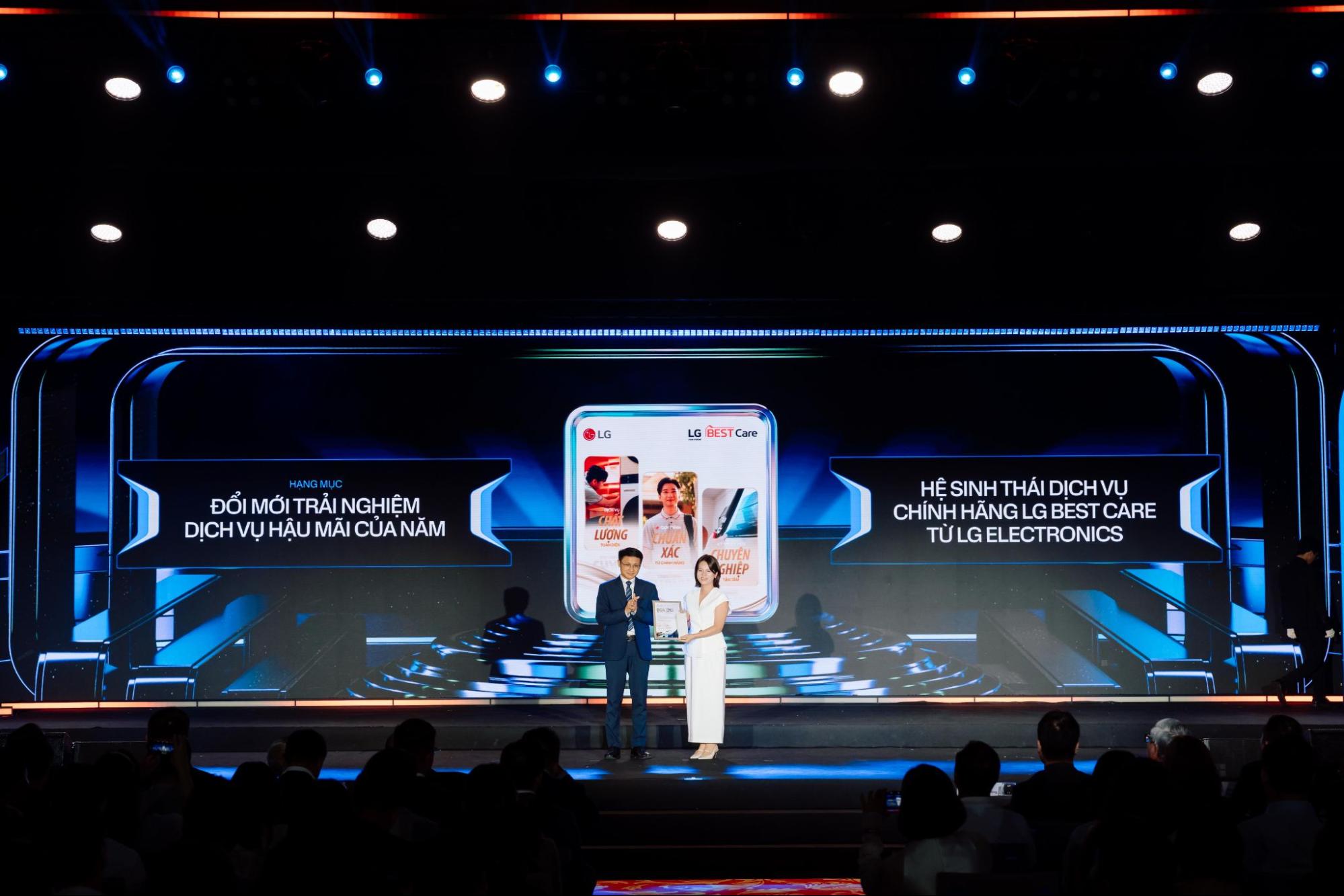 Đại diện LG Electronics Việt Nam nhận giải tại Gala trao giải tối ngày 4/10 vừa qua