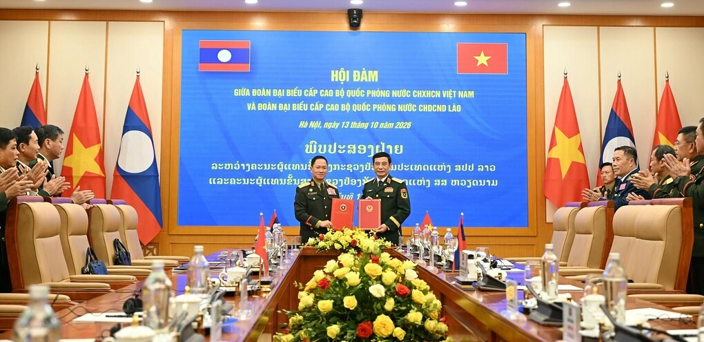 Hai phó Thủ tướng, Bộ trưởng Quốc phòng hai nước ký kế hoạch hợp tác năm 2027. Ảnh: Giang Huy