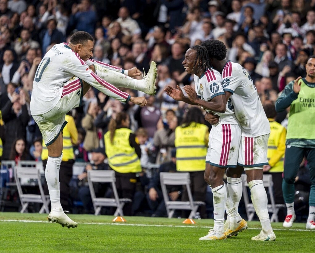 Kylian Mbappe, Yan Diomande và Aurelien Tchouameni ăn mừng bàn thắng trong trận Real Madrid hạ Sevilla 4-1 ở vòng 9 La Liga, trên sân Bernabeu, Madrid, Tây Ban Nha ngày 18/10/2026. Ảnh: AFP