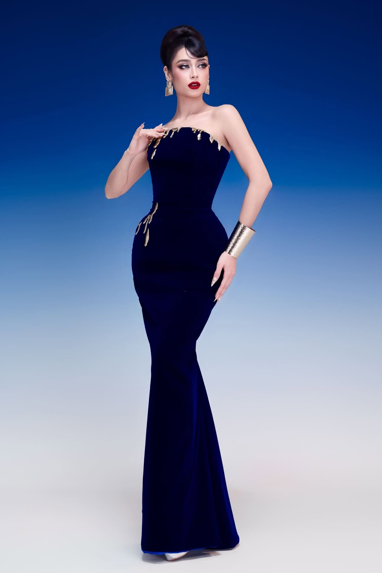 Thời trang gợi cảm của Emoura Phạm tại Miss Grand