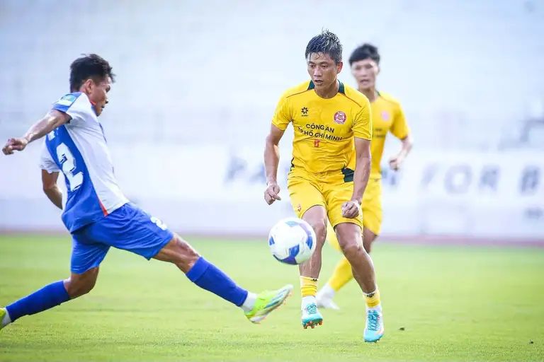 Phan Văn Đức (áo vàng) - 1 trong 6 tân binh của CLB Công An TP.HCM - Ảnh: CAHCMFC