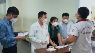 99 người tiếp xúc gần ca não mô cầu được uống kháng sinh phòng lây nhiễm