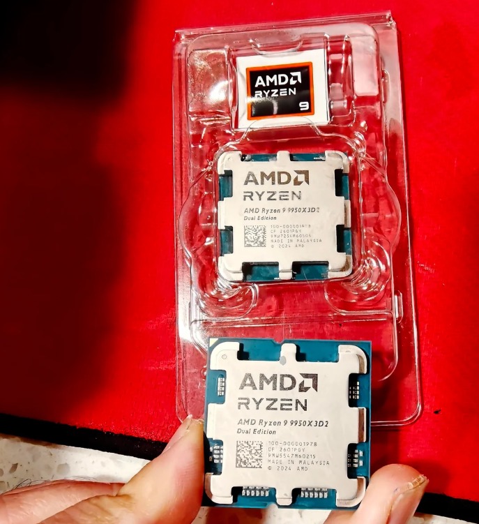 Hai CPU đều mang nhãn Ryzen 9 9950X3D2 Dual Edition và có bề ngoài gần như giống nhau, khiến dấu hiệu bất thường khó bị phát hiện khi chỉ nhìn mặt trên.
