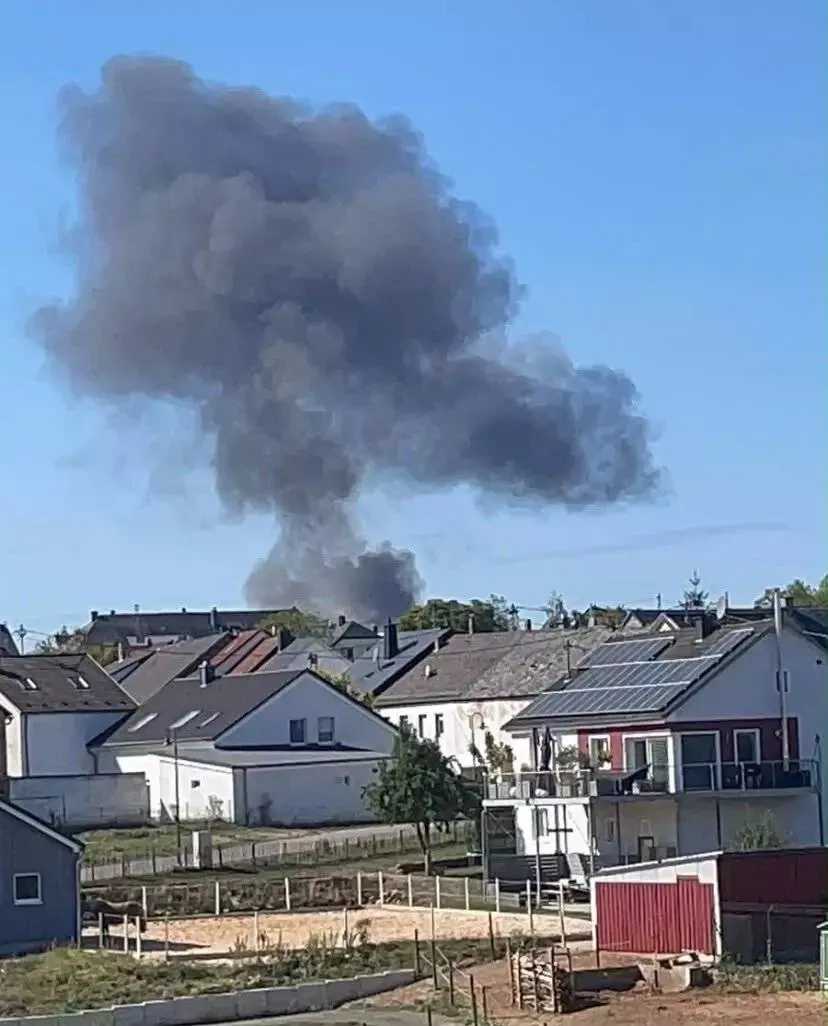 Khói bốc lên từ hiện trường rơi tiêm kích F-16 ở căn cứ Spangdahlem, miền tây nước Đức, ngày 22/9. Ảnh: NY Post