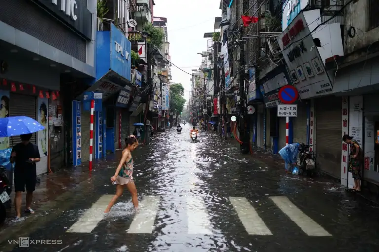 Nước lênh láng trên đường Lương Thế Vinh sáng nay. Ảnh: Hoàng Giang
