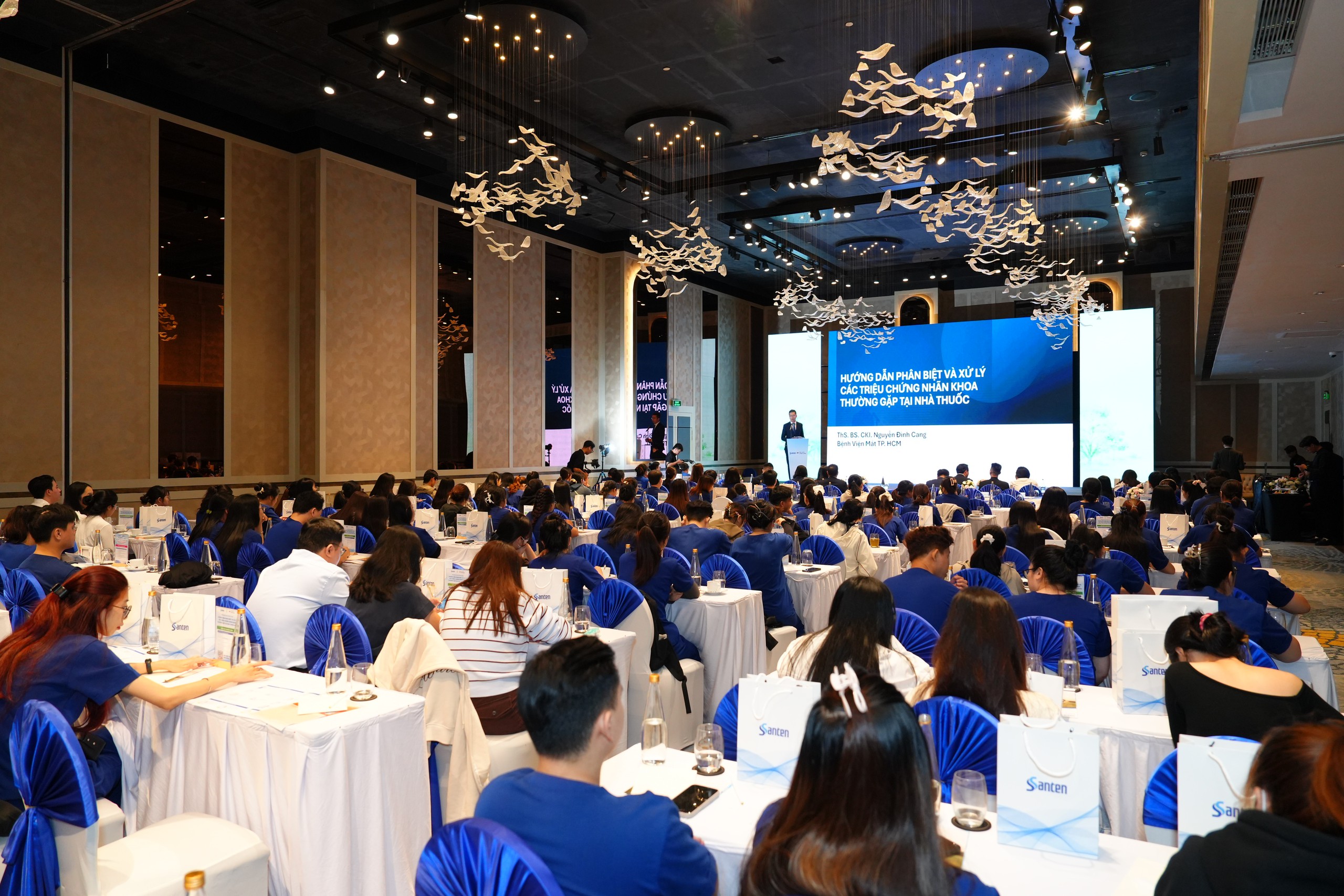 Sau lễ ký kết, đông đảo dược sĩ của nhà thuốc Long Châu được cập nhật về hướng dẫn phân biệt và xử lý các triệu chứng nhãn khoa thường gặp tại nhà thuốc - Ảnh: H.Khánh