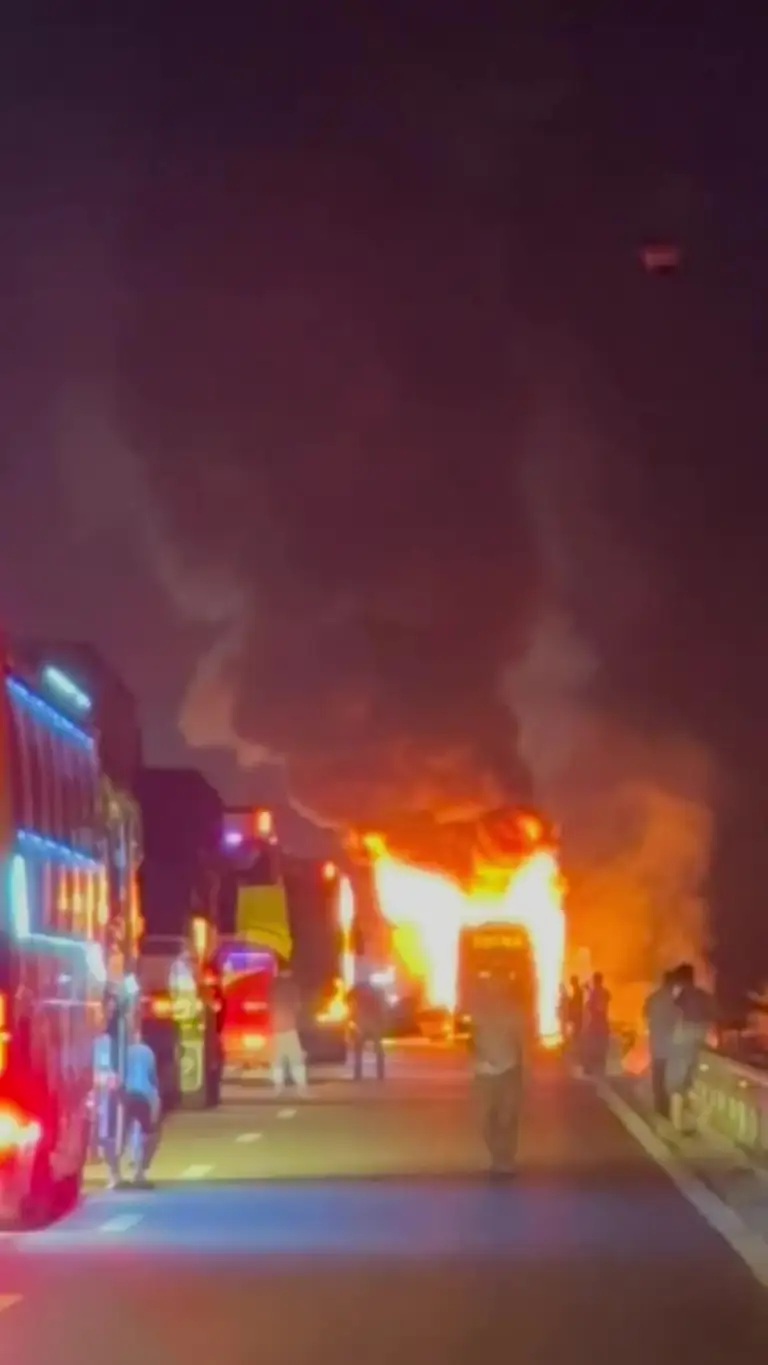 Cháy xe khách giường nằm trên cao tốc Cam Lâm - Vĩnh Hảo. Video: Thiên Võ