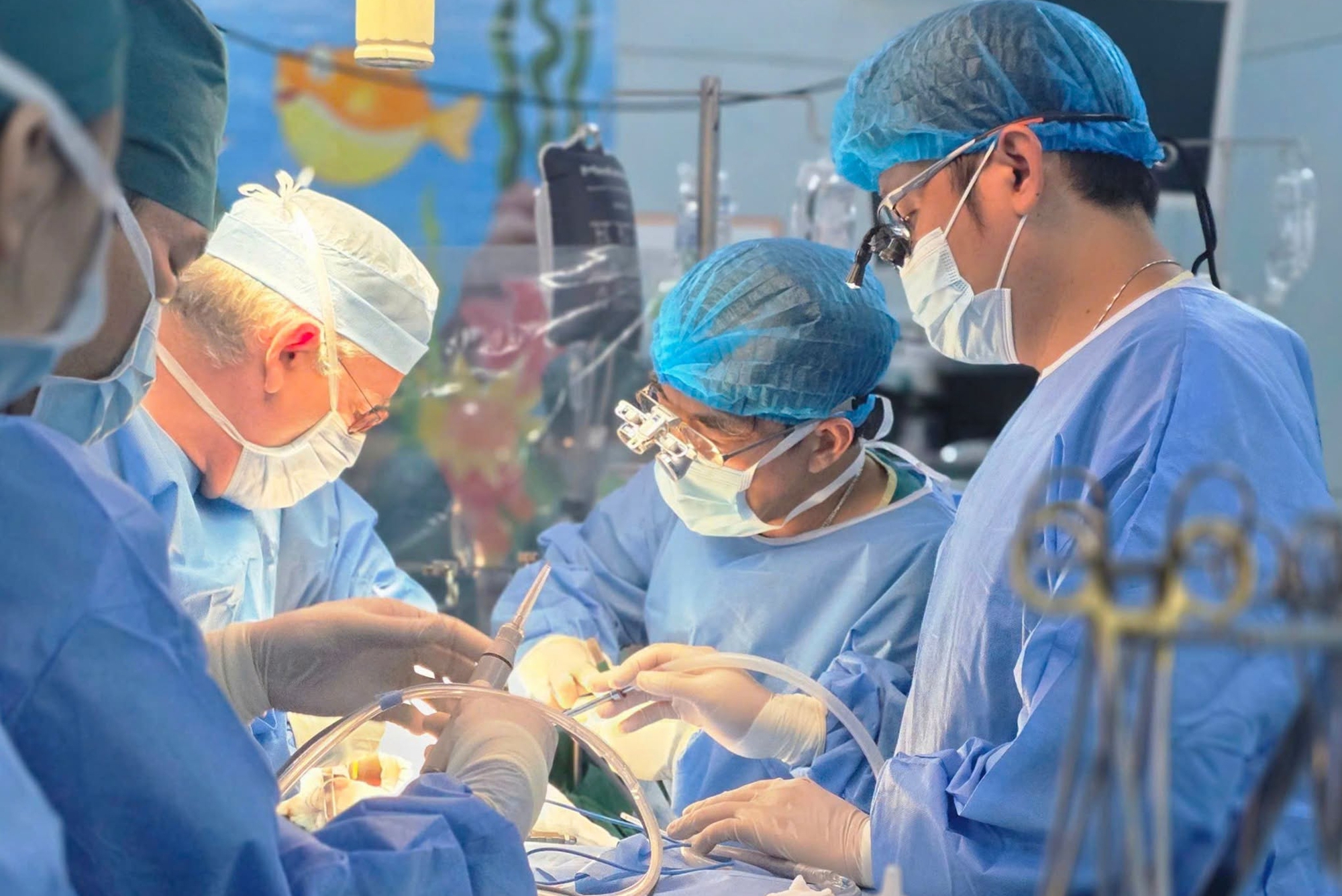 Các bác sĩ khoa gan mật tụy và ghép gan Bệnh viện Nhi đồng 2 vừa ghép gan thành công cho bệnh nhi 14 tuổi mắc ung thư biểu mô tế bào gan - Ảnh: Bệnh viện cung cấp