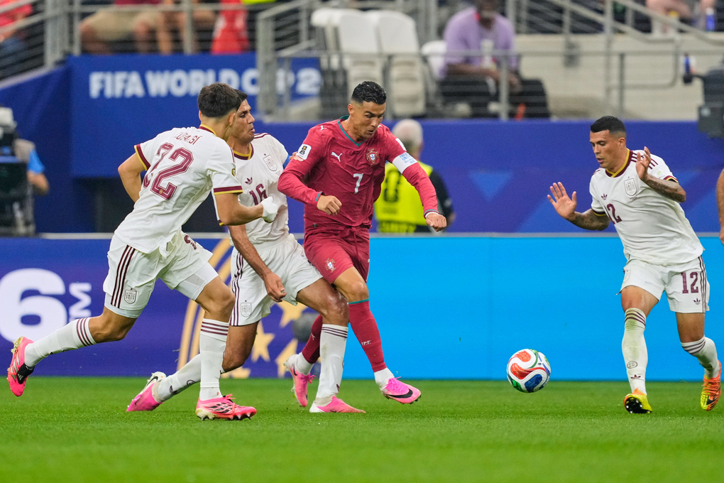 Cristiano Ronaldo tranh chấp bóng với Pedro Porro, Pau Cubarsi và Rodri trong trận Bồ Đào Nha gặp Tây Ban Nha tại vòng 1/8 World Cup 2026 trên sân Dallas, Texas, Mỹ, ngày 6/7/2026 Ảnh: AP