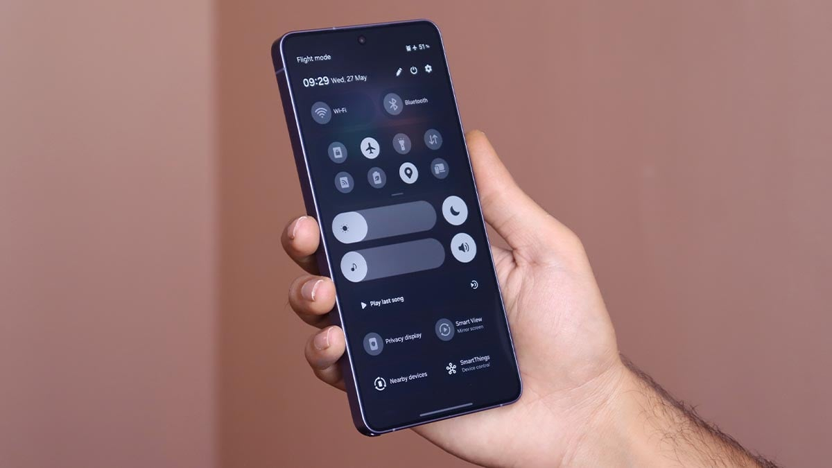 Giao diện bảng Quick Panel trên One UI 9