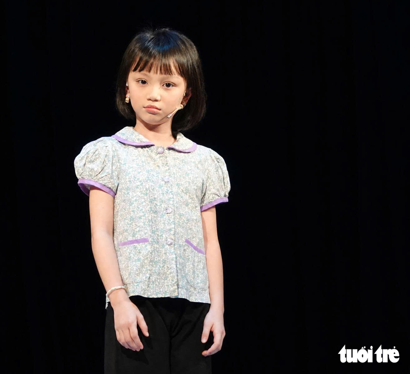Bé Anh Thư vào vai đứa con trong vở Thiếu phụ Nam Xương - Ảnh: LINH ĐOAN