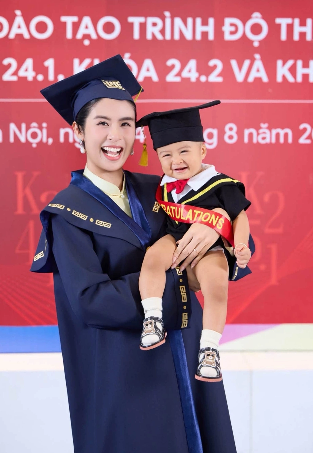 Ngọc Hân và bé Pi trong ngày cô nhận bằng Thạc sĩ ngành Lý luận và Lịch sử Mỹ thuật Ứng dụng tại trường Đại học Mỹ thuật Công nghiệp, tháng 8. Ảnh: Nhân vật cung cấp