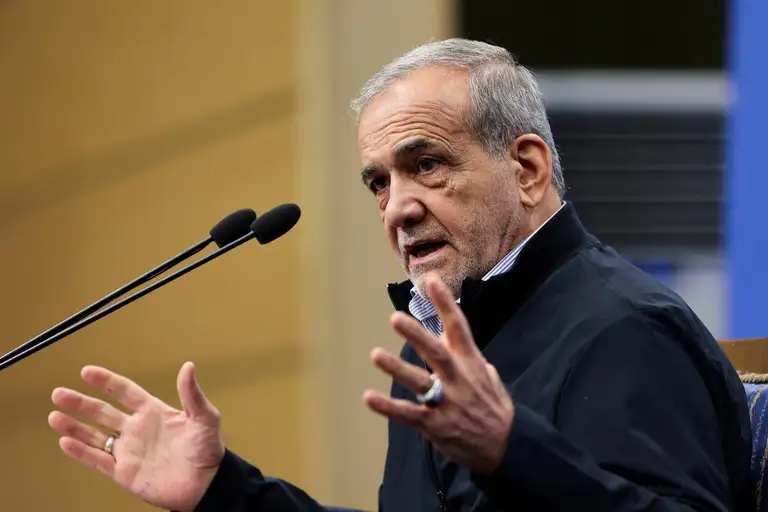 Tổng thống Iran Masoud Pezeshkian tham dự một cuộc họp báo tại Tehran, Iran, ngày 16-9-2024 - Ảnh: REUTERS
