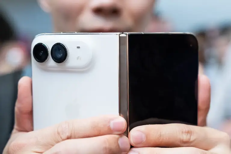 iPhone Duo - mẫu iPhone gập đầu tiên của Apple với thiết kế hai màn hình.