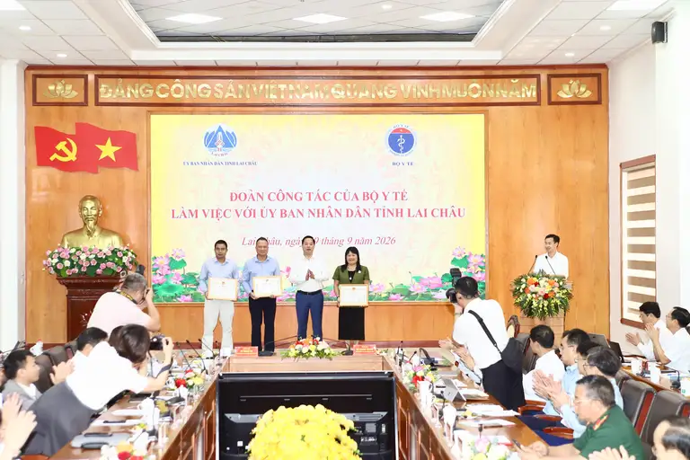 Tỉnh Lai Châu khen thưởng các cá nhân, đơn vị có thành tích, đóng góp trong công tác y tế và phối hợp hỗ trợ cho địa phương. (Ảnh Thành Long)