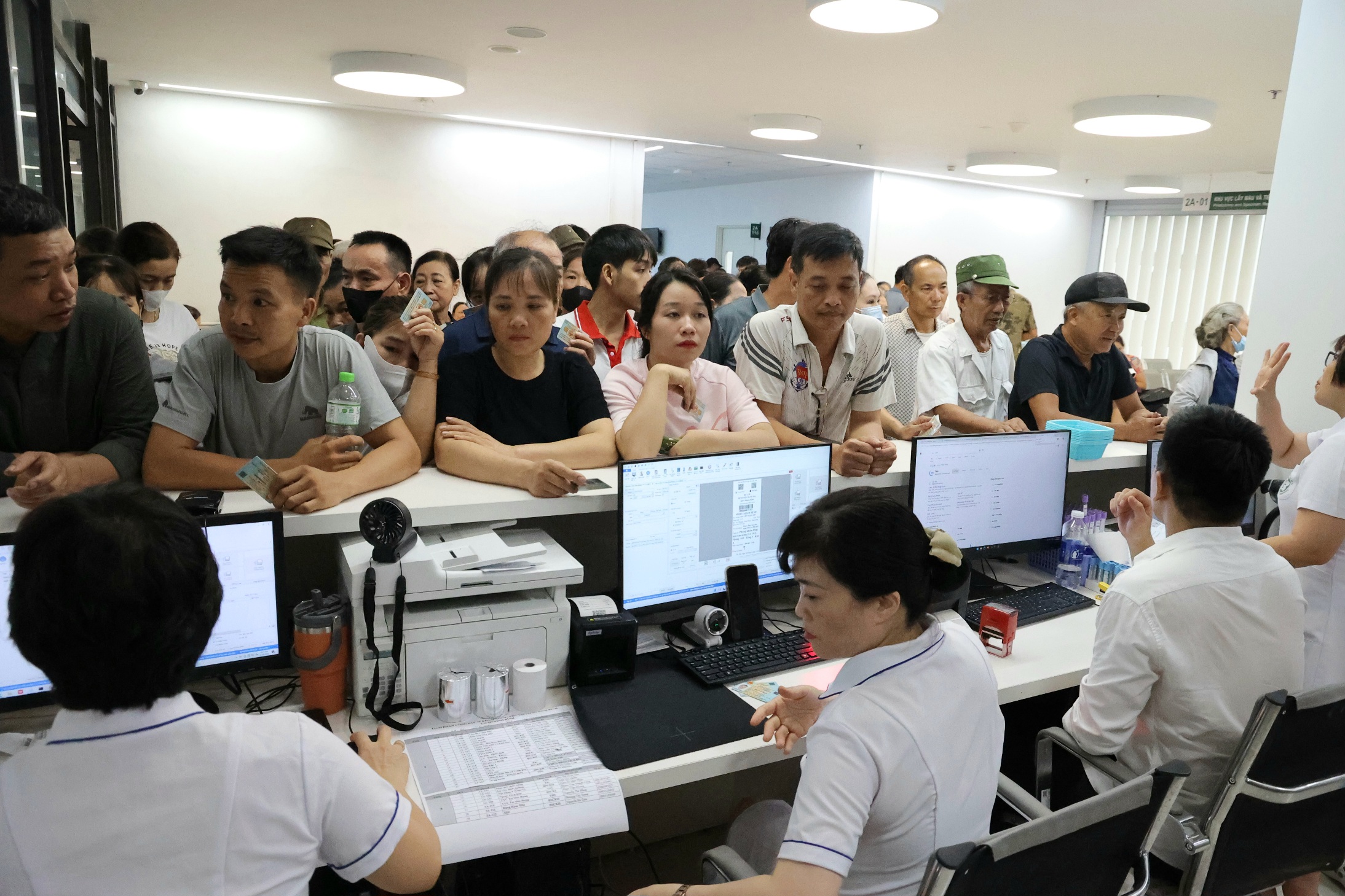 Tính đến hết tháng 8/2026, có 130,7 triệu lượt khám chữa bệnh BHYT. Trong ảnh người dân chờ khám chữa bệnh tại Bệnh viện Bạch Mai cơ sở Ninh Bình. Ảnh: Trần Minh
