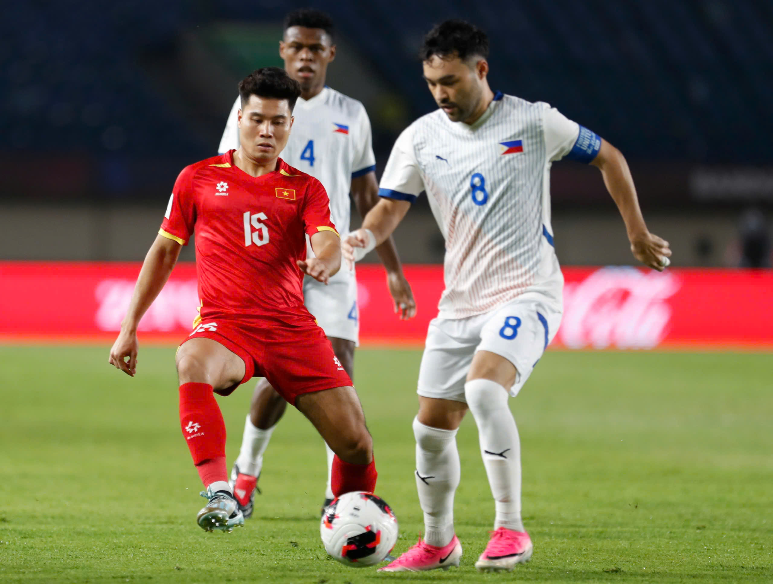Tiến Anh (áo đỏ) trận gặp Philippines ở FIFA ASEAN Cup 2026 - Ảnh: ANH KHOA