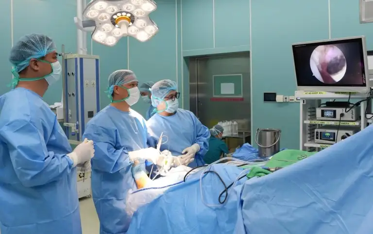 Các bác sĩ Bệnh viện Quân y 175 phẫu thuật tại tập huấn Ứng dụng kỹ thuật nội soi điều trị các bệnh lý vùng cổ chân ngày 12/9. Ảnh: Bệnh viện cung cấp