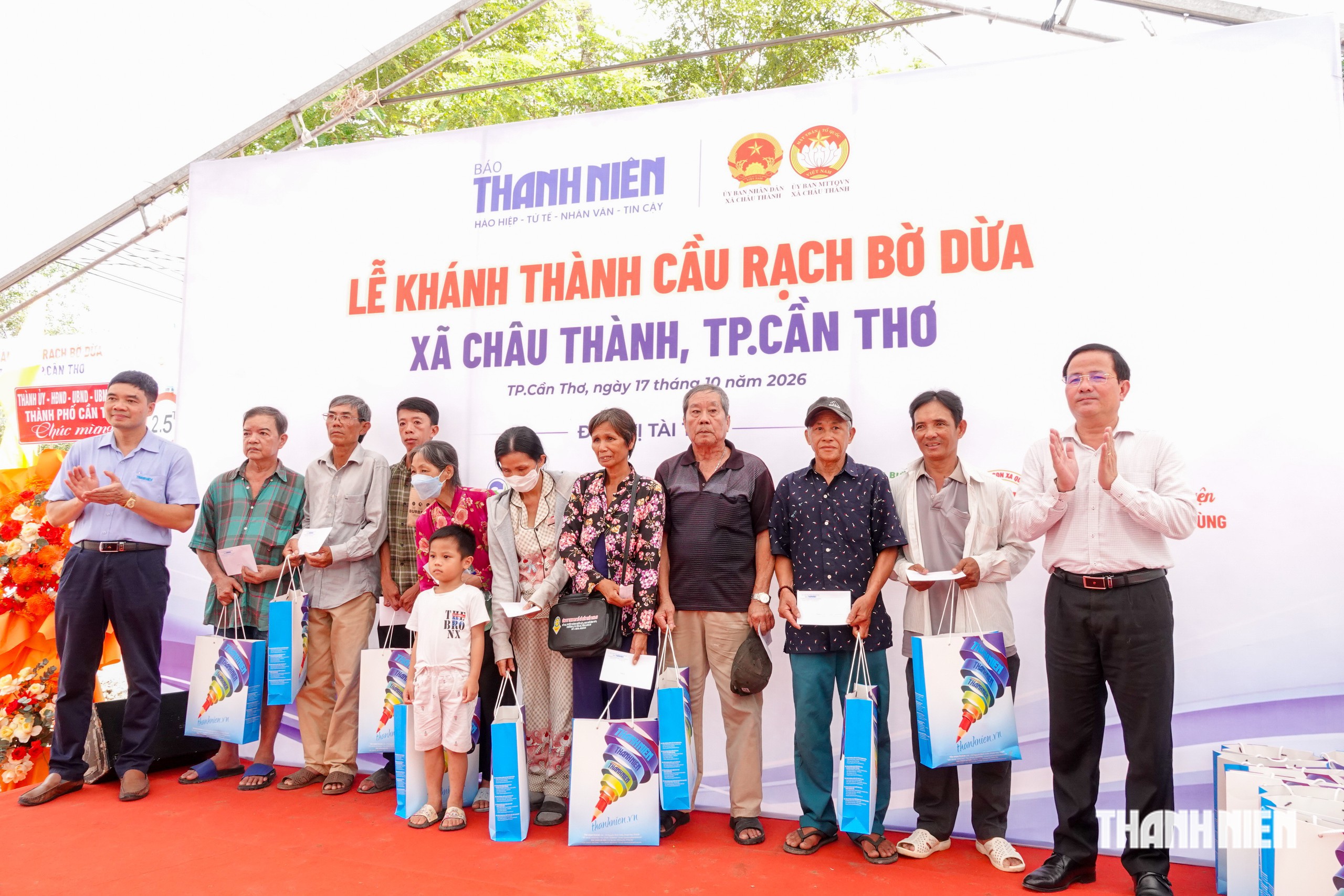 Mỗi phần quà là 1 túi nhu yếu phẩm và 500.000 đồng