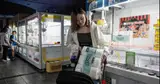 Máy gắp thú chuyển thành gắp trứng, gạo, giấy vệ sinh: Mô hình kinh doanh hút khách giữa thời lạm phát