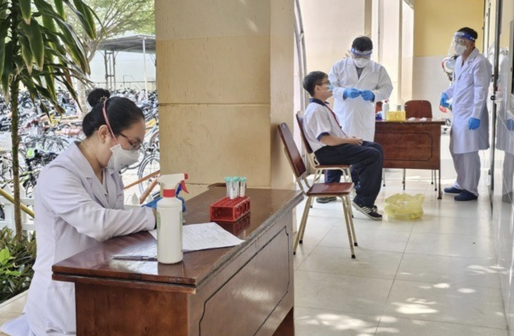 Nhân viên y tế TP HCM phòng chống dịch tại trường THCS Hai Bà Trưng, xã Hiệp Phước, sau 4 ca não mô cầu. Ảnh: Sở Y tế TP HCM