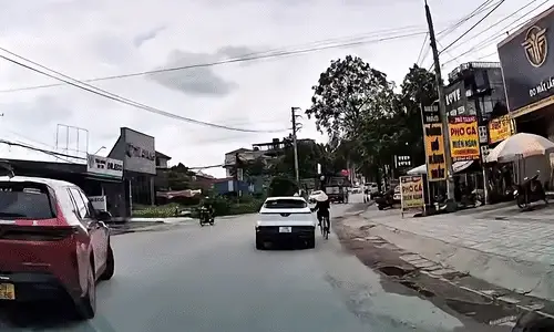 Ôtô xô ngã bà cụ đi xe đạp rồi bỏ đi