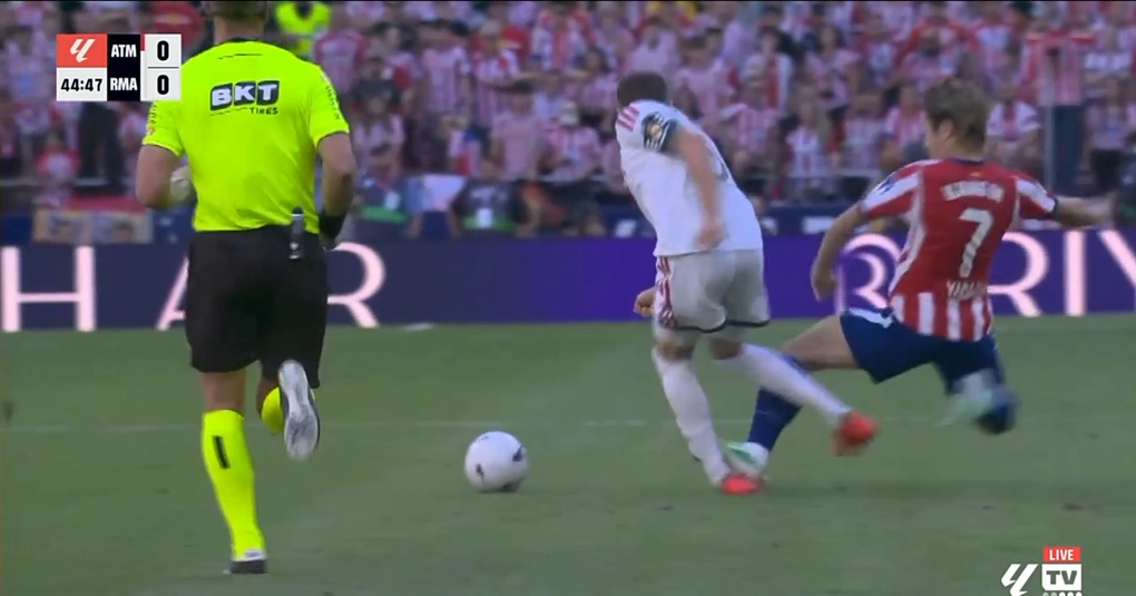 Tình huống phạm lỗi không bị thổi phạt của Lee Kang-in đối với Fede Valverde ở trận derby Madrid trên sân Metropolitano, Madrid, Tây Ban Nha ngày 20/9/2026. Ảnh: La Liga