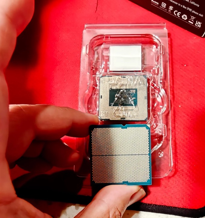 Sự khác biệt lộ rõ ở mặt tiếp xúc: CPU bị nghi là hàng tráo đổi (phía trên) có khoảng trống lớn ở giữa, trong khi sản phẩm AMD chính hãng (phía dưới) được phủ gần kín bởi các điểm tiếp xúc.