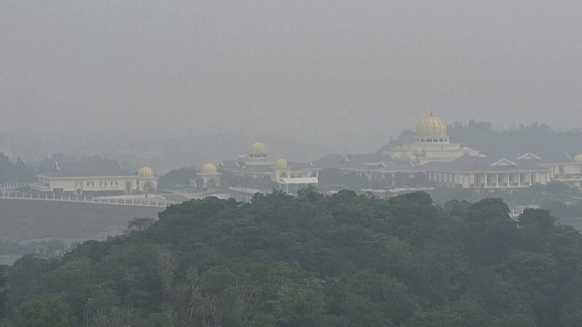 Khói mù từ cháy rừng bao trùm khắp Kuala Lumpur, Malaysia. Video: AFP