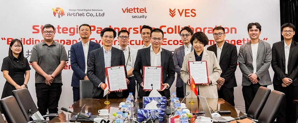 Đại diện Viettel Cyber Security, VES và Artnet ký kết thỏa thuận hợp tác xây dựng hệ thống cung cấp dịch vụ SBOM+. Ảnh: Viettel Cyber Security