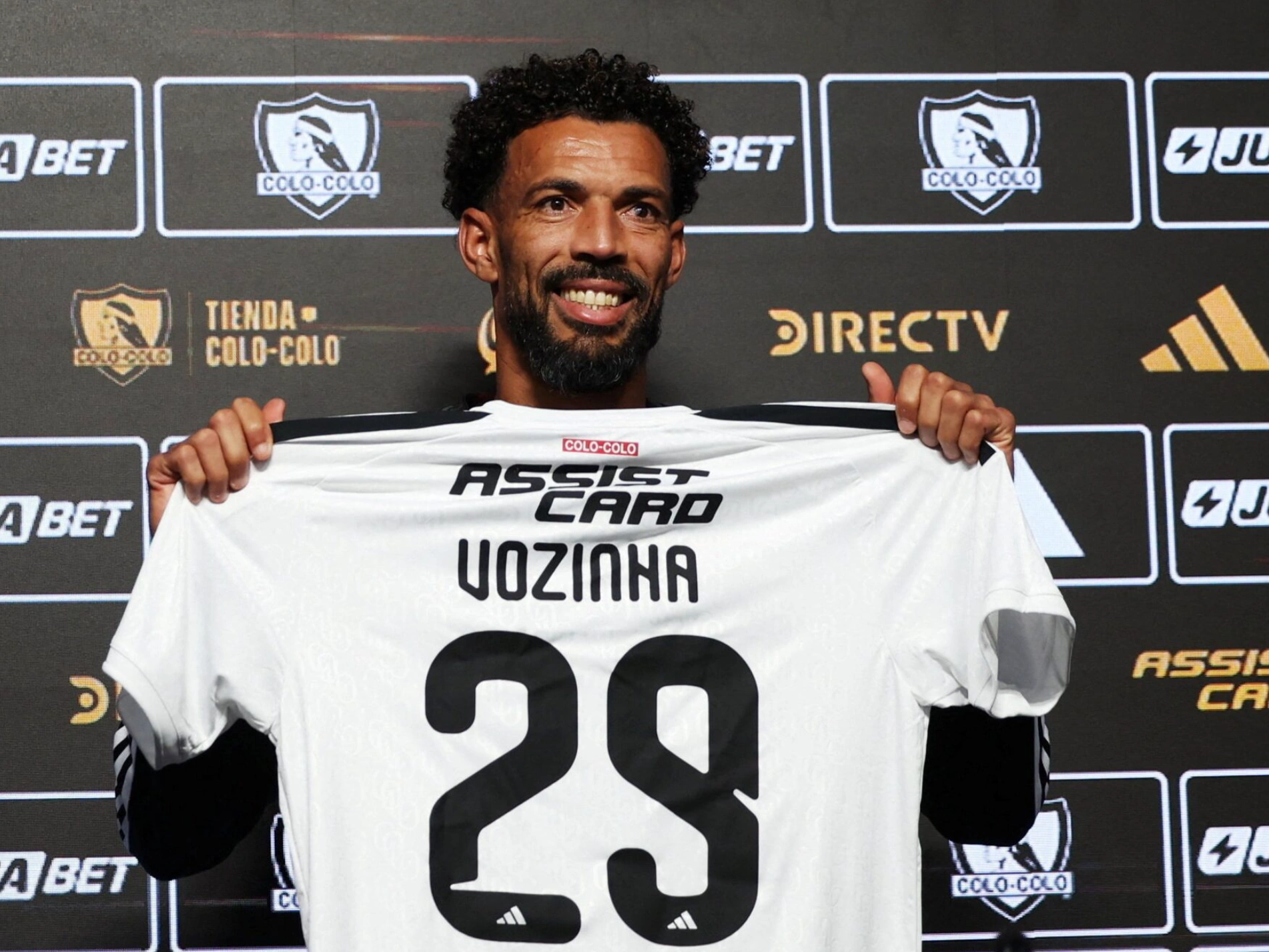 Thủ thành Vozinha trong ngày ra mắt truyền thông khi ký hợp đồng cho CLB Colo-Colo ở sân Monumental, Santiago, Chile ngày 4/8/2026. Ảnh: Reuters