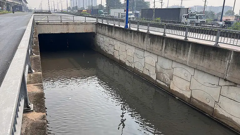Hầm chui cửa ngõ TP HCM ngập gần nửa mét