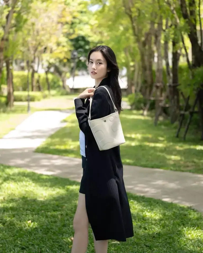 Người đẹp trang điểm nhẹ khi dạo phố cuối tháng 4. Ảnh: Elle