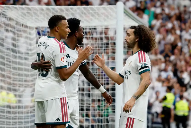 Mbappe ăn mừng bàn thắng cùng Vinicius và Marc Cucurella. Ảnh: Reuters