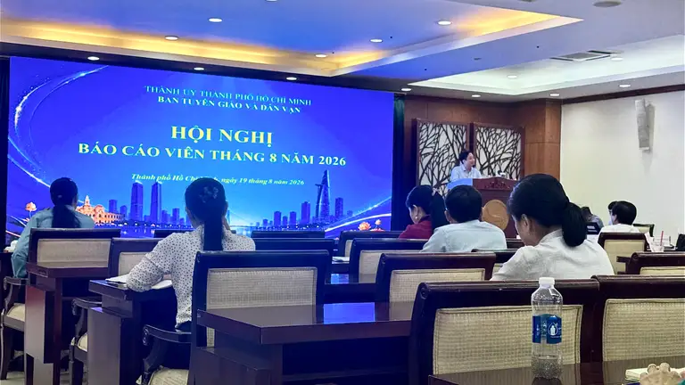 Hội nghị báo cáo viên tháng 8-2026 do Ban Tuyên giáo và Dân vận Thành ủy TP.HCM tổ chức vào chiều 19-8 - Ảnh: TRÚC QUYÊN