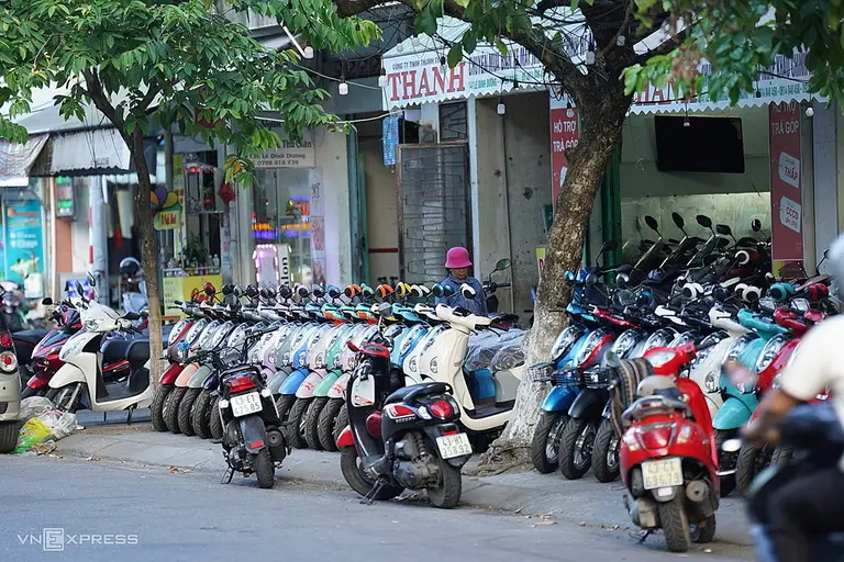 Vỉa hè trên đường Lê Đình Dương, phường Hải Châu, thành nơi đỗ xe. Ảnh: Nguyễn Đông