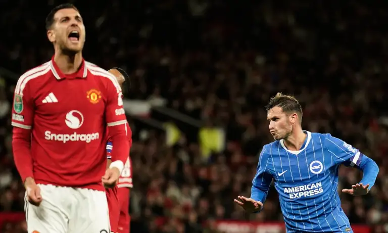 Pascal Gross (phải) ăn mừng sau khi ghi bàn thứ hai cho Brighton trong trận gặp Man Utd ở vòng ba Cup Liên đoàn Anh tại Old Trafford, Manchester, Anh, ngày 16/9/2026. Ảnh: AP