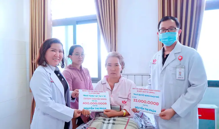 BS Hiếu trao tiền hỗ trợ viện phí cho bệnh nhân nghèo bị đột quỵ