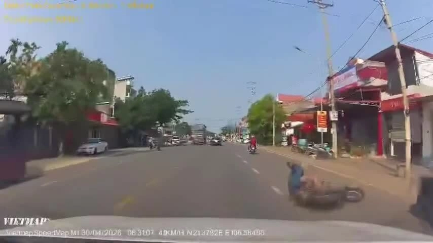Tình huống tương tự, tài xế mở cửa xe không quan sát, va chạm vào người lái xe máy và làm nạn nhân bị thương nặng, ngày 30/4 tại quốc lộ 31, phường Chũ, Bắc Ninh. Video: Thế Hiển
