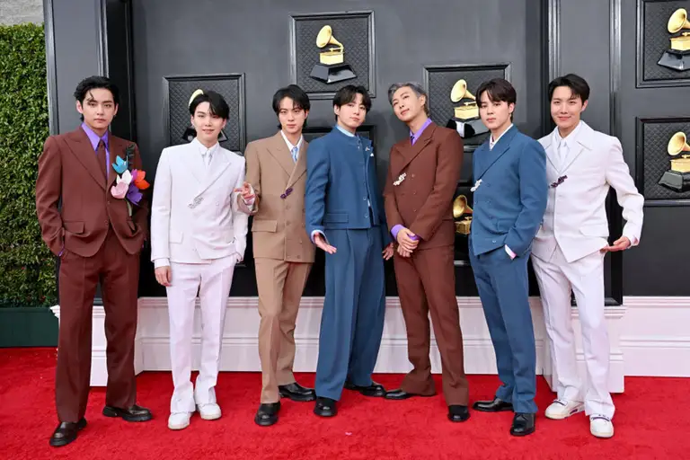 V, Suga, Jin, Jungkook, RM, Jimin và J-Hope của nhóm BTS tham dự lễ trao giải Grammy thường niên lần thứ 64 tại MGM Grand Garden Arena ở Las Vegas, Nevada vào năm 2022 - Ảnh: Axelle