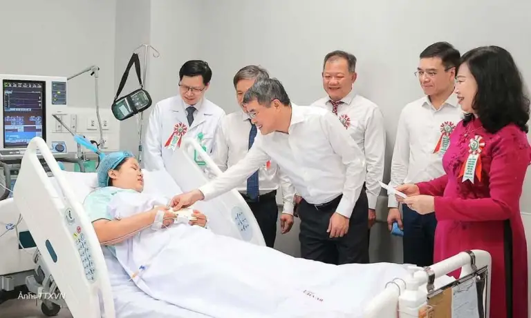 Thủ tướng Lê Minh Hưng (giữa) thăm bệnh nhân đầu tiên mổ tại Bệnh viện Việt Đức cơ sở Ninh Bình, ngày 9/7. Ảnh: Minh Quyết