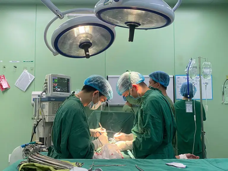 Ê-kíp Khoa Ngoại Tổng hợp 1, Bệnh viện Đa khoa TP Vinh phẫu thuật cấp cứu cho người bệnh bị thủng ruột do nuốt phải dị vật xương. ẢNH: B.V
