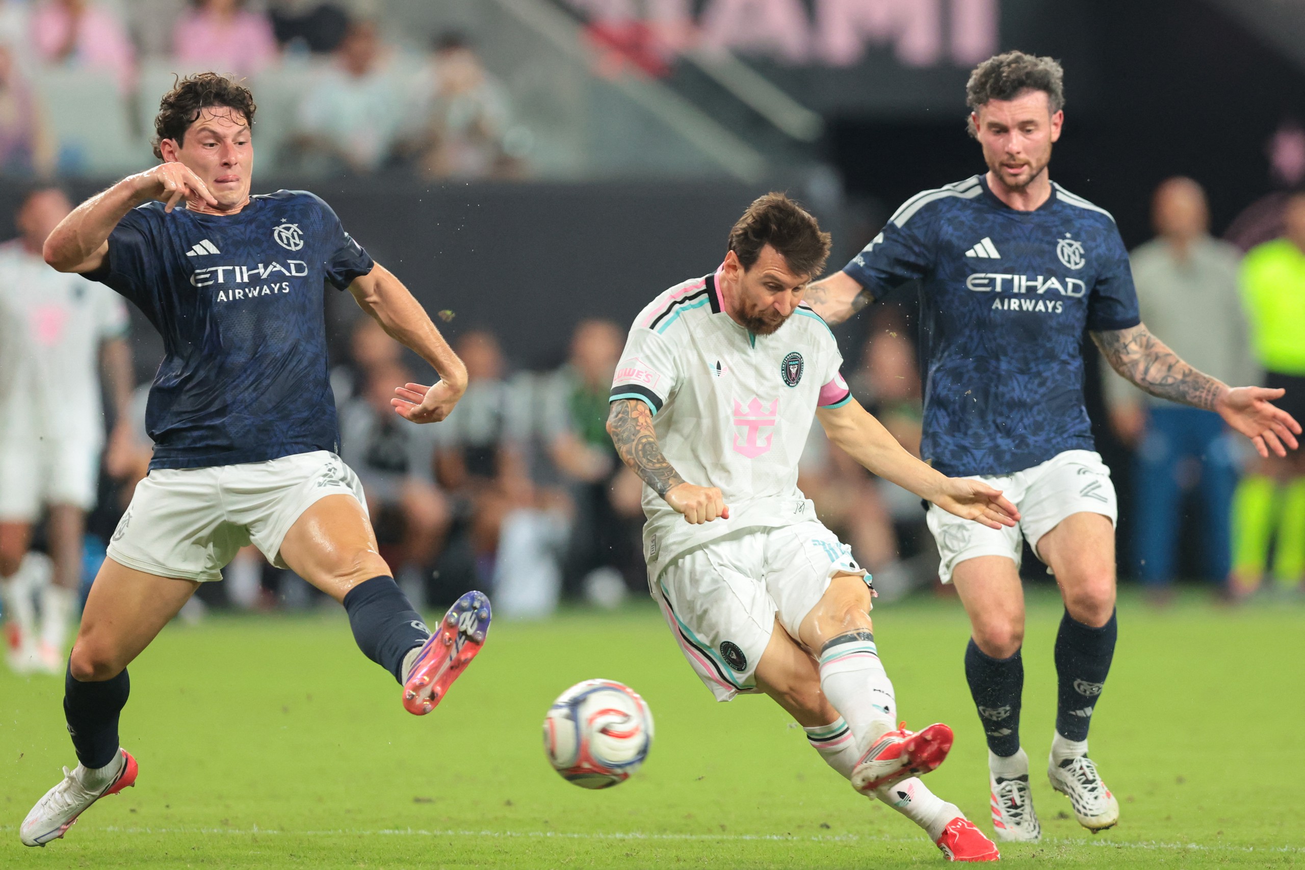 Messi rất nỗ lực ghi thêm bàn thắng, nhưng chỉ có 1 kiến tạo cho De Paul ghi bàn trong trận Inter Miami thắng New York City FC với tỷ số 2-0 ngày 15.10
