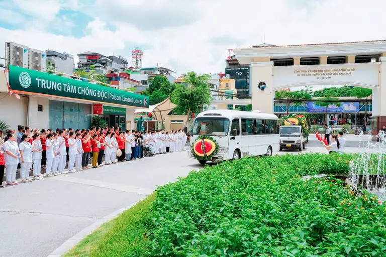 Các y bác sĩ Bệnh viện Bạch Mai tiễn biệt giáo sư Vũ Văn Đính - Ảnh: BVCC